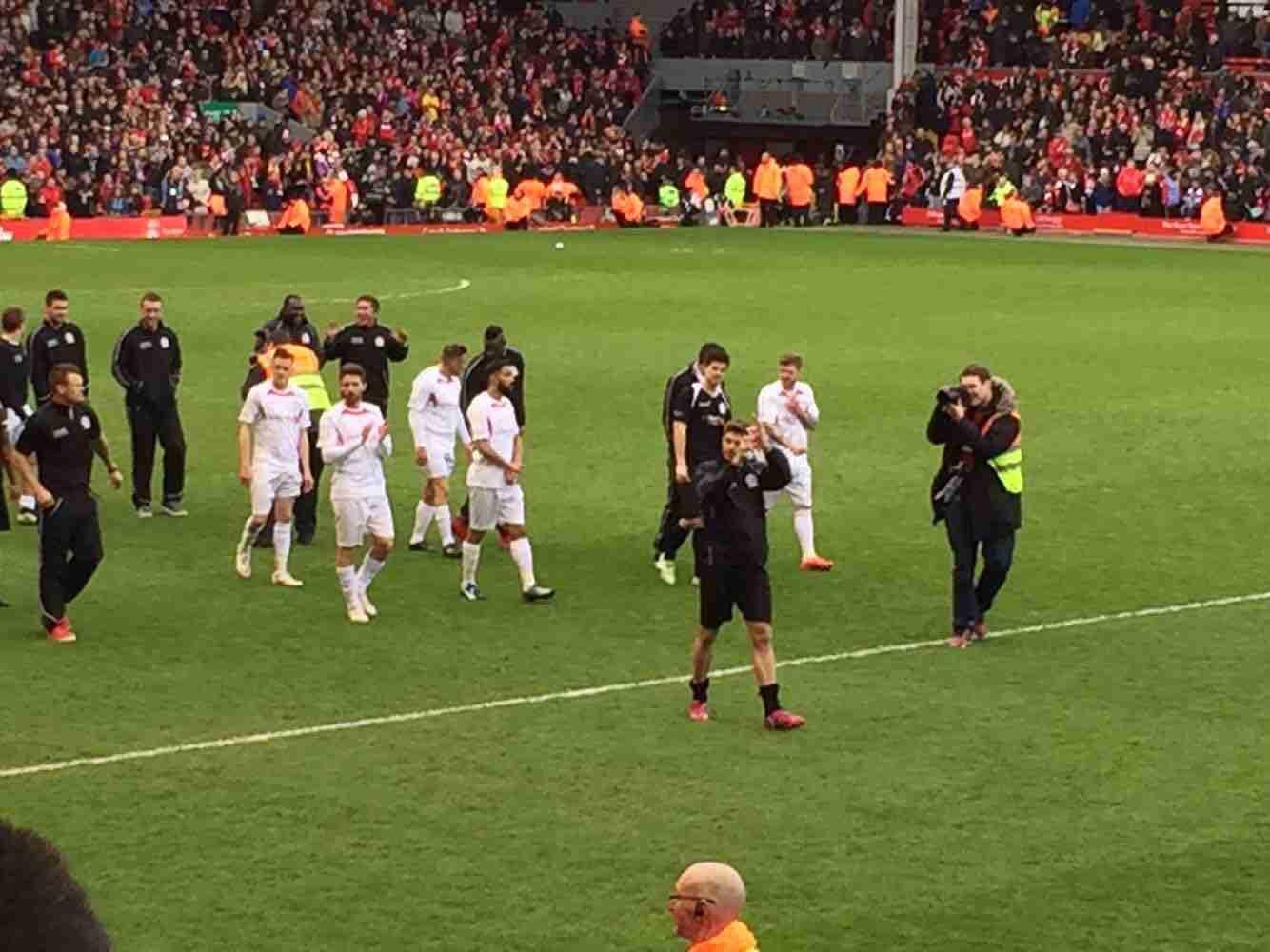 邵佳一告诫小球员：怎么能喝可乐呢，光跟老队员学散漫了（邵佳一提醒小球员：可乐怎能喝？别把老队员的散漫学去了）