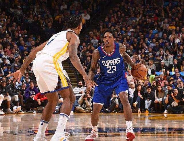 如何在足球场上保持心理稳定？（足球比赛中的心态管理指南）