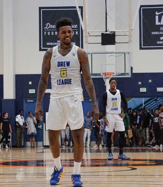 复出首节状态不佳！浓眉登场7分钟3中0得到0分（复出首节低迷，浓眉7分钟3投不中交出0分）