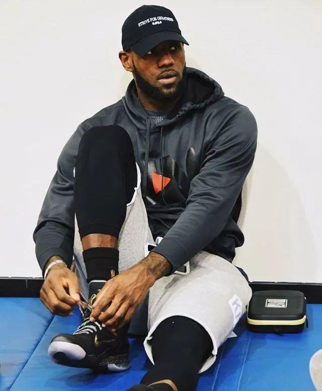 申花发布球队32岁生日海报，却把“32nd”写成“32th”（申花32岁生日海报出错：把“32nd”误写成“32th”）