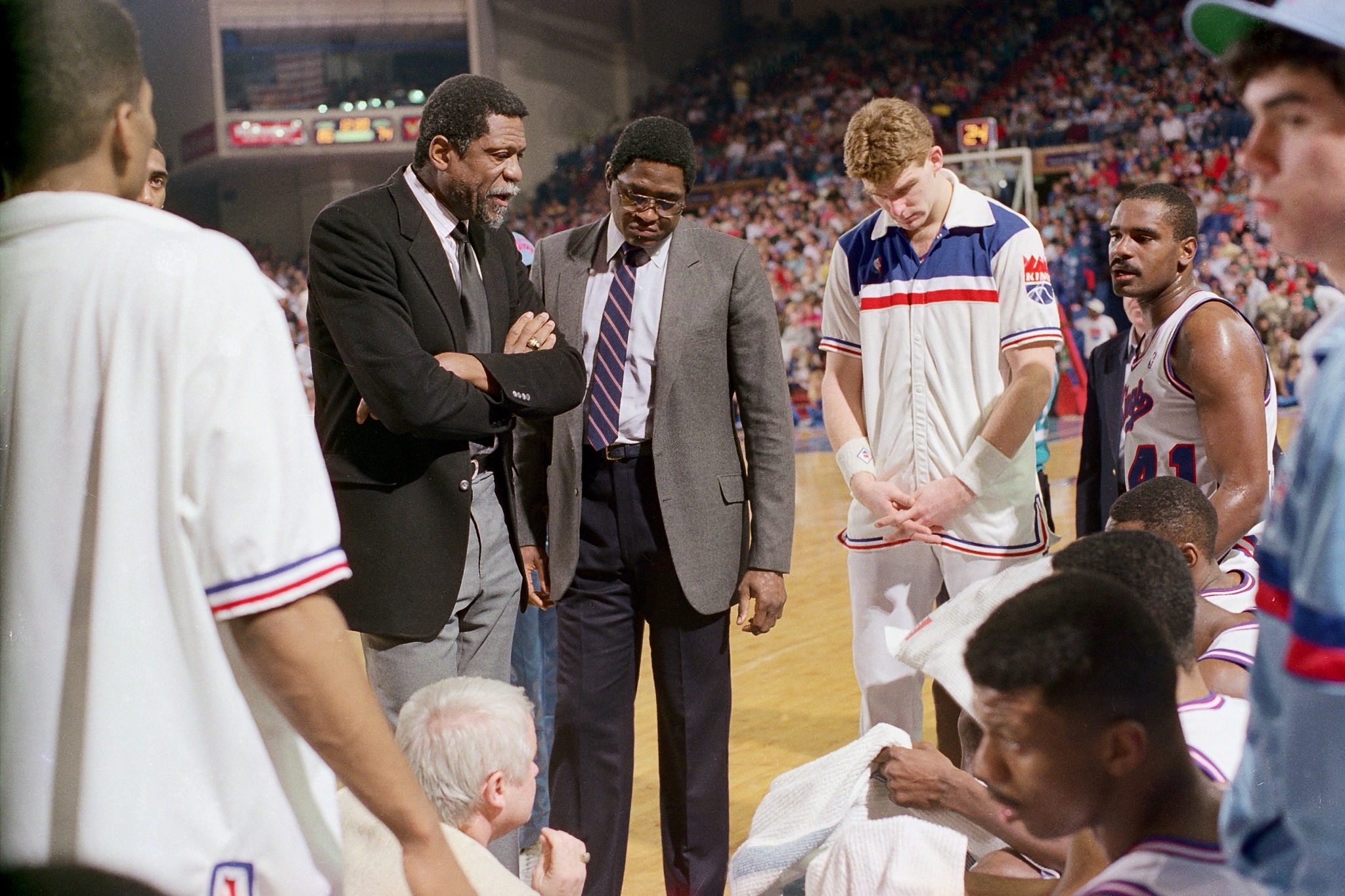 足球法甲豪门官宣续约核心前锋，合同长达五年（法甲豪门宣布与主力前锋完成续约，合同期五年）