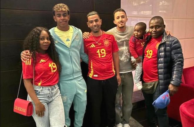 网友在梅西夜访诺坎普时偶遇他，梅西还向镜头打了招呼（夜访诺坎普的梅西被网友偶遇，并向镜头致意）