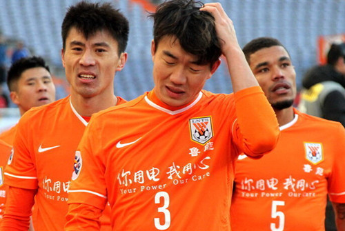 泪目！足协杯冠军奖杯被带回工体，放在已故球迷杨雪的座位旁（令人动容：足协杯冠军奖杯回归工体，安放在已故球迷杨雪的座位旁）