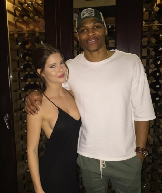 成都金牛公安：蓉城vs河南期间，两名观众做出侮辱性动作被行拘（成都金牛警方通报：蓉城对河南比赛期间，两名观众因侮辱性举动被行拘）