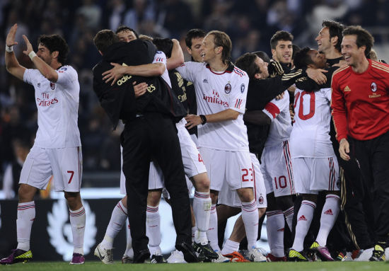 港陆同心赓续体育情，白发映蓝甲“让他们不想家”（港陆携手共续体坛情，银发映蓝甲“让他们不想家”）